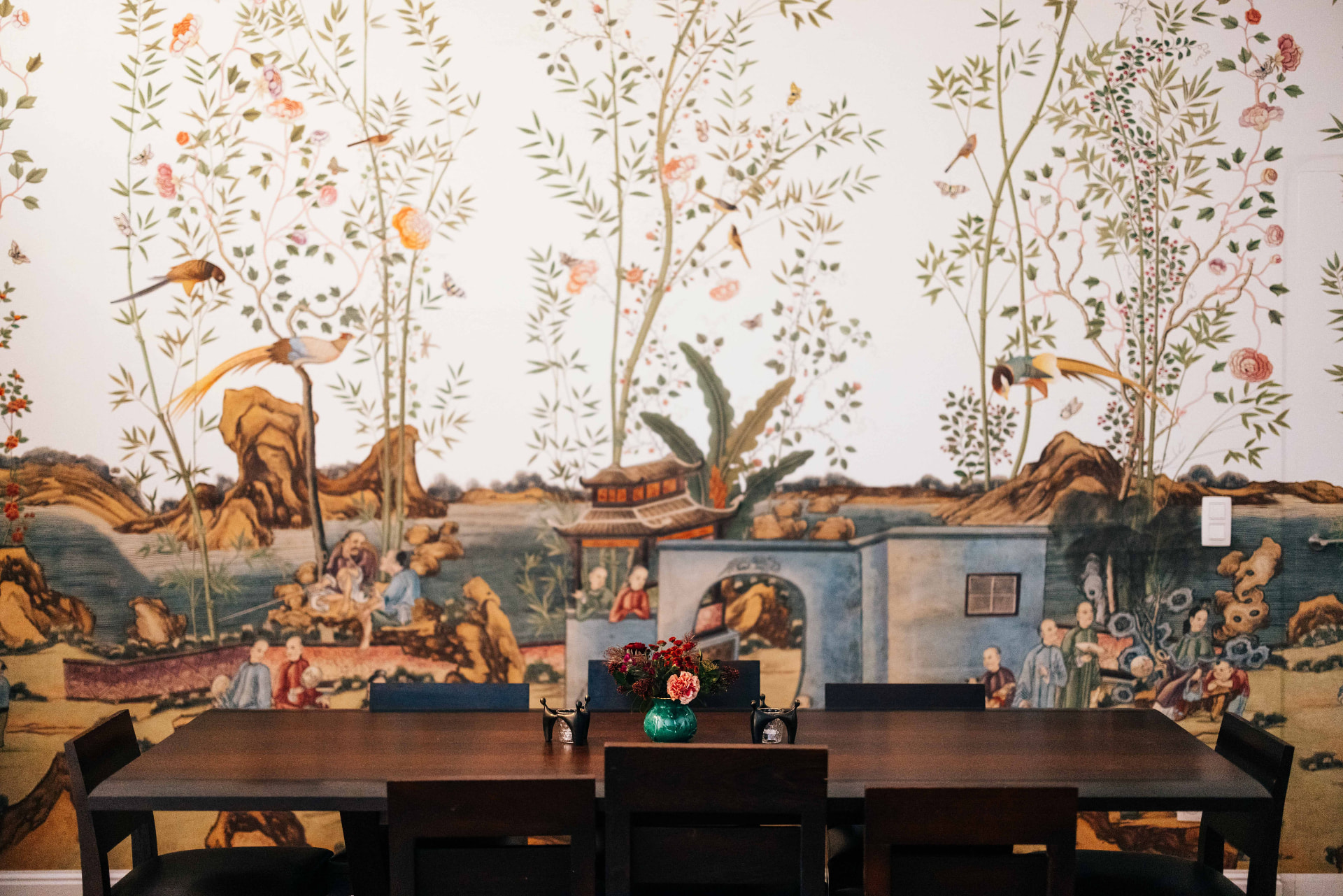 Salle à manger avec papier peint chinoiserie